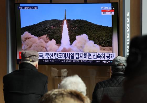 Travelers at Seoul Station watch a news report about North Korea's latest missile test on Monday morning. [YONHAP]