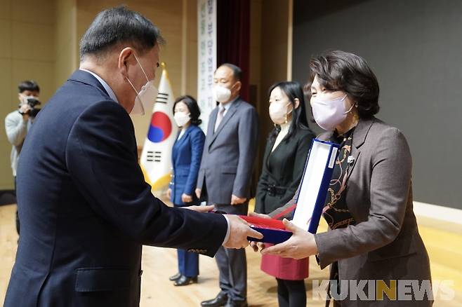 김지철 충남교육감이 청렴도 향상 보고회에서 청렴우수기관에 표창패를 증정하고 있다.
