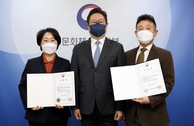 황희 문화체육관광부 장관(가운데)이 17일 서울 용산구 문체부 저작권보호과 서울사무소에서 신임 최영준 국립아시아문화전당재단 이사장(오른쪽)과 김선옥 국립아시아문화전당재단 사장에게 임명장을 수여한 뒤 기념촬영을 하고 있다. 문체부 제공