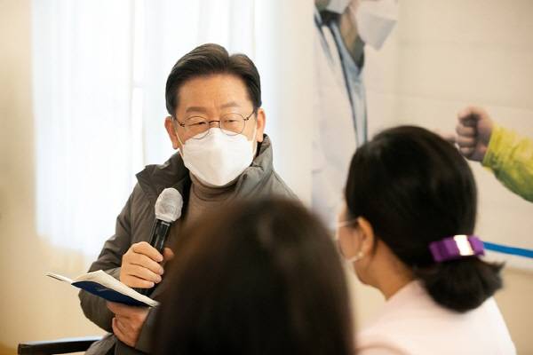 이재명 더불어민주당 대선 후보는 17일 오전 서울 강서구 이화여대서울병원에서 청년 간호사들과 만나 간담회를 가졌다. [사진 출처 = 연합뉴스]