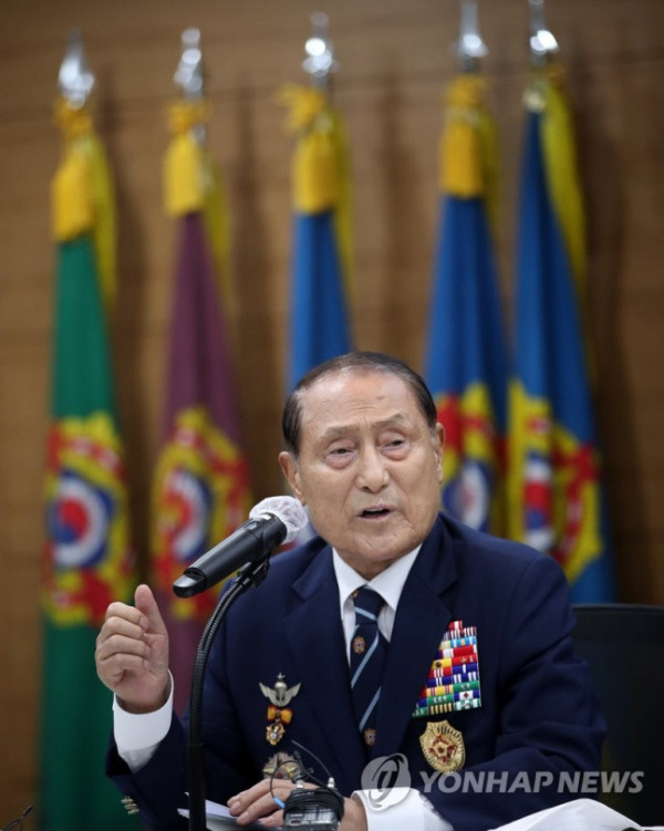 김진호 재향군인회장이 12일 오후 서울 서초구 대한민국재향군인회 회의실에서 열린 국민의당 안철수 대선 후보와의 간담회에서 인사말을 하고 있다. 국회사진기자단