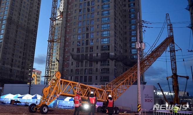 [광주=뉴시스] 류형근 기자 = 광주 서구 화정동 현대아이파크 신축 아파트 붕괴 사고 6일째인 16일 오후 구조당국 등이 새로운 크레인을 설치하기 위해 작업을 하고 있다. 2022.01.16. hgryu77@newsis.com