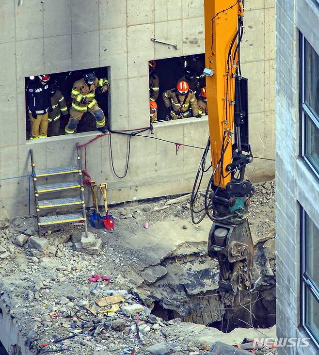 [광주=뉴시스] 류형근 기자 = 광주 서구 화정동 현대아이파크 신축 아파트 붕괴 사고 6일째인 16일 오후 소방당국 등이 실종자가 발견된 지점에서 구조물을 치우고 있다. 2022.01.16. hgryu77@newsis.com
