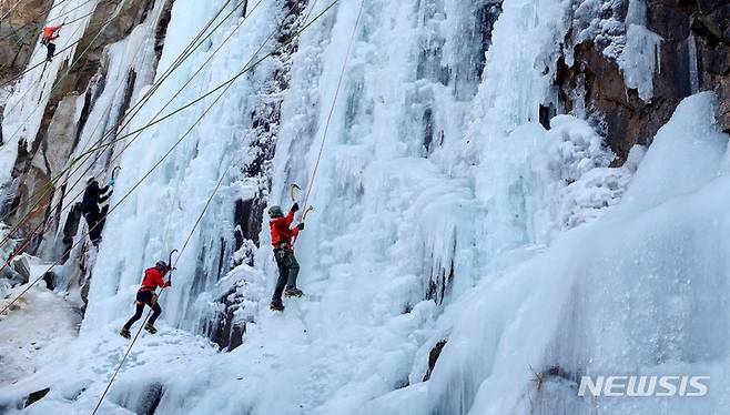 [양주=뉴시스] 추상철 기자 = 한파가 이어진 16일 오후 경기 양주시 가래비 빙벽장에서 클라이머들이 빙벽을 오르고 있다. 2022.01.16. scchoo@newsis.com