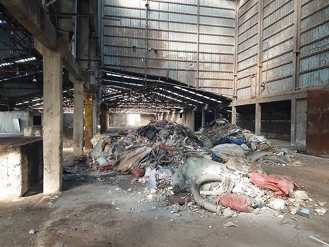 [익산=뉴시스] =전북 익산시 함라면 장점마을 주민들의 집단 암 발병 근원지로 알려진 비료공장 내부에 투기된 폐기물.  *재판매 및 DB 금지