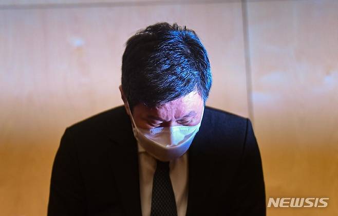 [서울=뉴시스] 고승민 기자 = 정몽규 HDC현대산업개발 회장이 17일 서울 용산구 HDC현대산업개발 용산사옥 대회의실에서 광주 아파트 외벽 붕괴 사고 관련 대국민 사과를 하고 있다. 이날 정 회장은 사퇴 의사를 밝혔다. (공동취재사진) 2022.01.17. photo@newsis.com