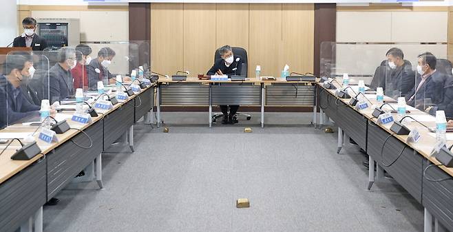 임실군 통합마케팅협의회 위원장인 이태수 부군수(가운데) 주재로 임실군 조합공동사업법인 농산물산지유통센터(APC)의 통합마케팅협의회 회의가 진행되고 있다. *재판매 및 DB 금지