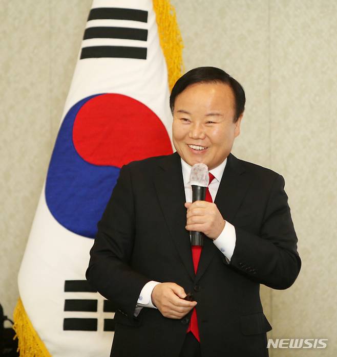 [평창=뉴시스] 김경목 기자 = 김재원 국민의힘 최고위원이 26일 오후 강원 평창군 용평 리조트에서 열린 2022 대선·지방선거 필승을 위한 국민의힘 강원도당 당직자 워크숍에서 강의 중 밝은 표정을 보이고 있다. 2021.11.26. photo31@newsis.com