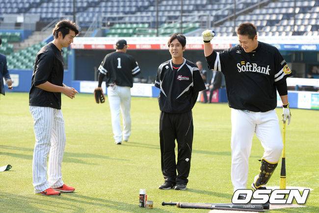 [OSEN=이대선 기자] 지바 롯데 이대은이 소프트뱅크와 경기에 앞서 일본에서 활약 중이던 이대호에게 격려를 받고 있다. 2015.04.17 /sunday@osen.co.kr