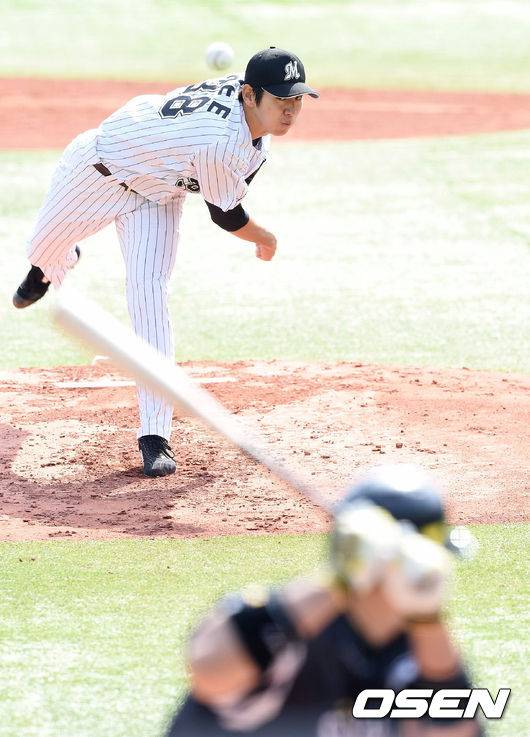 [OSEN=이대선 기자] 전날 인사를 나눴던 소프트뱅크 이대호와 맞대결도 성사됐다. 2015.04.18 /sunday@osen.co.kr