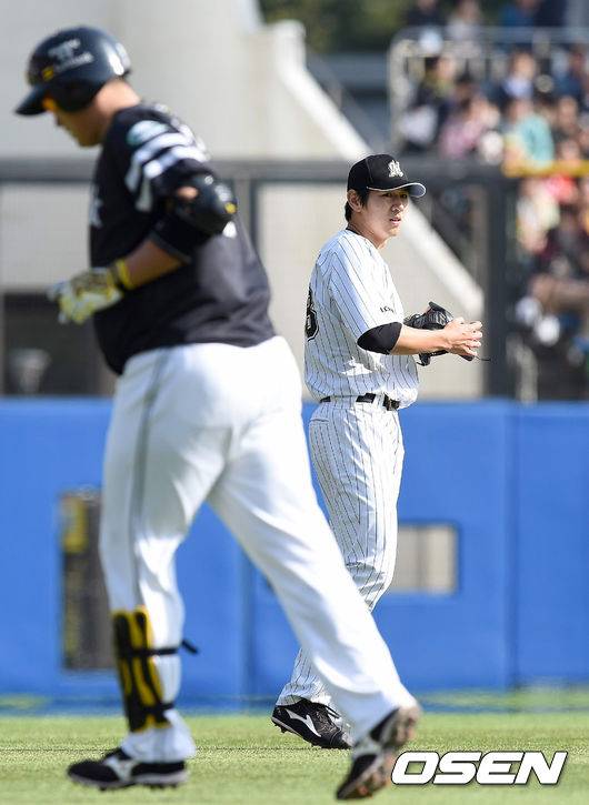 [OSEN=이대선 기자] 전날 인사를 나눴던 소프트뱅크 이대호와 맞대결도 성사됐다. 2015.04.18 /sunday@osen.co.kr