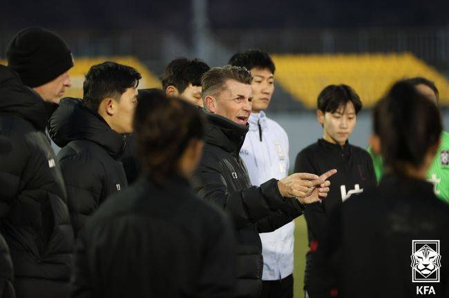 [사진] 콜린 벨 감독 / 대한축구협회 제공.