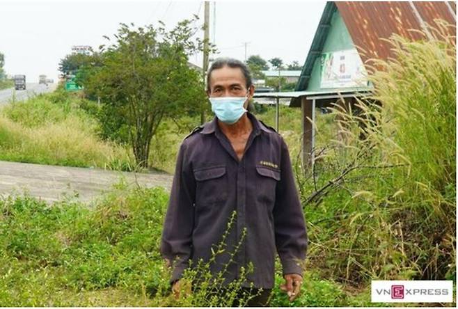 사후 28년 만에 살인 혐의를 벗게 된 보 떼의 아들이 사건 현장에 서 있는 모습.