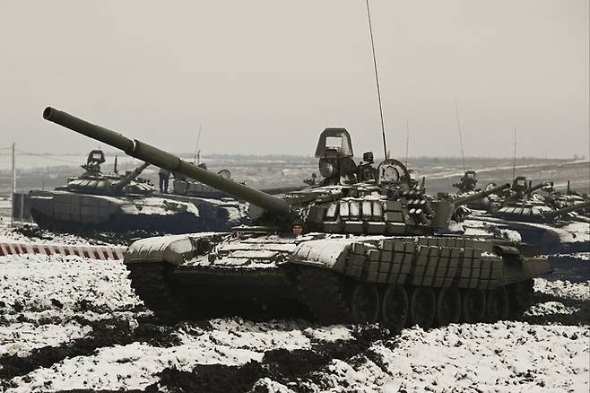러시아군&nbsp; T-72B3 전차들이 12일(현지 시간) 눈 내린 러시아 남부 우크라이나 접경 지역인 로스토프 카다모프스키 사격장에서 열린 군사훈련 중 대기하고 있다. 나폴레옹의 프랑스군과 아돌프 히틀러의 독일군은 러시아를 침공했다가 혹독한 러시아 동장군과 직면해&nbsp;처절한 패배를 경험했다. 로스토프=AP연합뉴스