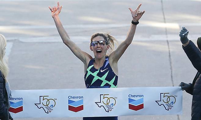 키라 드아마토가 17일 미국 휴스턴마라톤 여자부 1위에 오르며 결승 테이프를 끊고 있다. 휴스턴=AP연합뉴스