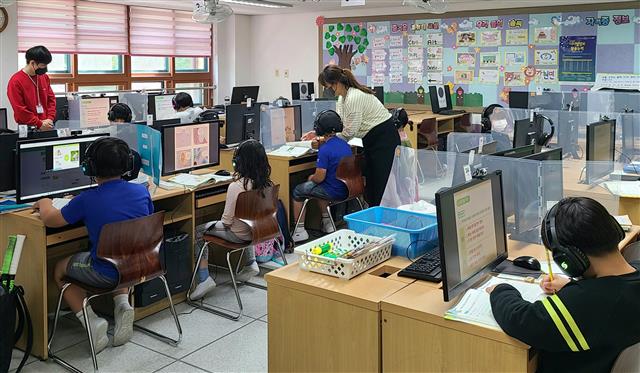 서울 서대문구의 한 초등학교에서 ‘디지털 튜터’가 학생들을 지도하고 있다. 구는 전국 최초로 2020년 9월부터 디지털 튜터 사업을 시행하고 있다. 이들은 디지털 학습 환경을 위한 기술 지원뿐만 아니라 방과 후 학생들의 학습 지도도 맡는다. 서대문구 제공