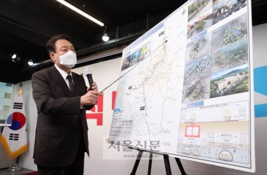 공약 발표하는 尹후보 - 윤석열 국민의힘 대선후보가 16일 서울 여의도 당사에서 서울 부동산과 교통망 개선 정책을 발표하고 있다. 윤 후보는 이날 대통령 5년 임기 내 서울 신규주택 40만호를 공급하고 수도권 도심 철도를 지하화하겠다는 등의 공약을 냈다. 김명국 선임기자