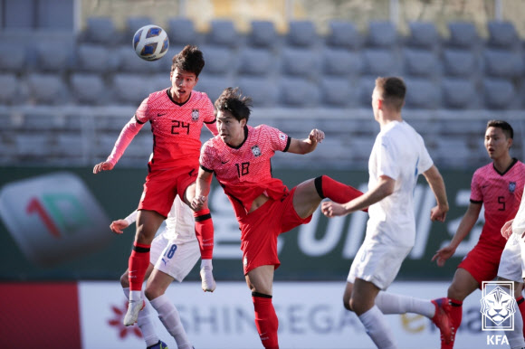 지난 15일(한국시간) 터키 안탈리아 마르단 스타디움에서 열린 아이슬란드와의 축구 국가대표팀 친선 경기에서 엄지성(24번)이 다섯 번째 골인 헤더슛을 하고 있다.대한축구협회 제공