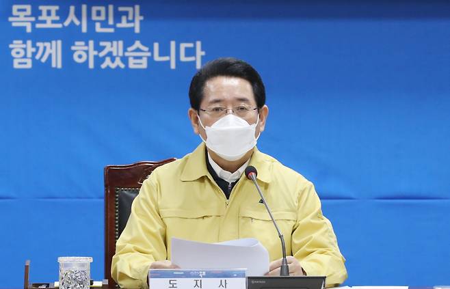 김영록 전남지사가 16일 코로나19 대응 지역사회 확산 대비 상황 점검을 위해 목포시청 상황실을 방문, 방역상황 안정화를 위한 대응방안을 논의하고 '오미크론 확산방지' 특별방역 추진을 위한 도민호소문을 발표하고 있다. ⓒ전남도
