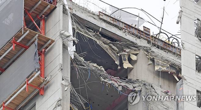 광주 신축아파트 붕괴사고, 보이지 않는 동바리 [연합뉴스 자료사진]