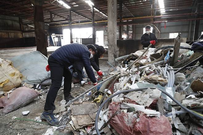 익산 장점마을 비료공장에 몰래 버려진 폐기물 [익산시 제공.재판매 및 DB 금지]