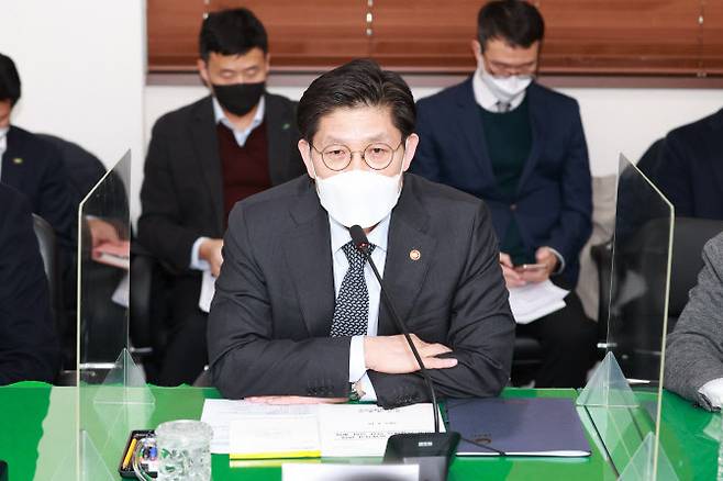 노형욱 국토교통부 장관은 18일 열린 건설안전 관계기관 회의를 열고 건설안전특별법 제정을 촉구했다.(사진=국토교통부)