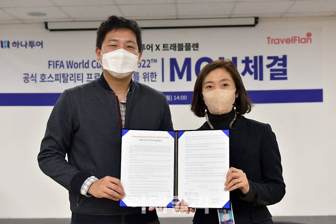 송미선 하나투어 대표이사(사진 오른쪽)와 이민규 트래블플랜 공동창업자(왼쪽)의 기념촬영 모습