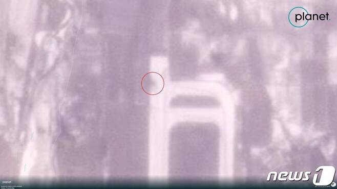 북한이 17일 '북한판 에이태큼스(ATACMS)'를 발사한 장소로 추정되는 평양 순안비행장 활주로 위성사진(태평양표준시(UTC) 17일 오전 1시33분·한국시간 오전 10시33분 촬영). 빨간 색 원 안에 미사일 로켓엔진의 화염 때문에 생긴 것으로 보이는 그을음 자국이 있다. (조셉 뎀시 트위터) ⓒ 뉴스1