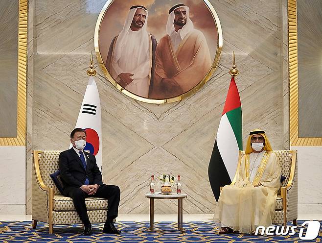 문재인 대통령이 16일(현지시간) 아랍에미리트 두바이 엑스포 리더십관에서 셰이크 무함마드 빈 라시드 알막툼 UAE 부통령 겸 총리(두바이 통치자)와 회담에 앞서 기념촬영하고 있다. (청와대 제공) 2022.1.17/뉴스1