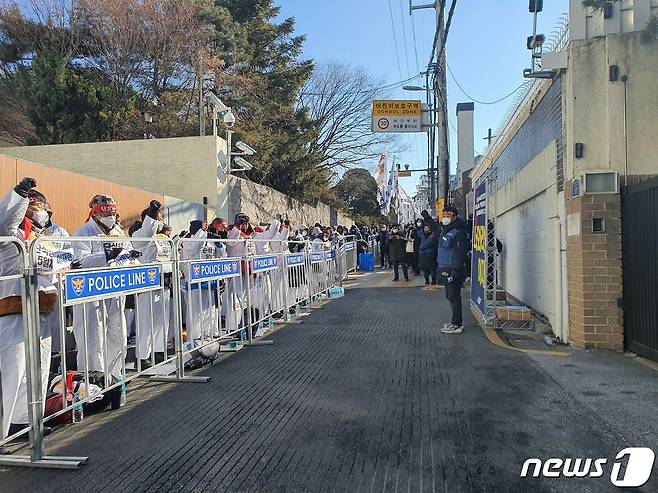 전국택배노조가 18일 서울 중구 이재현회장 자택 앞에서 집회를 열고 있다. © 뉴스1