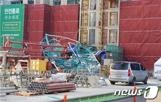 부천 재건축 공사장서 타워크레인 구조물이 추락했다. (부천시 제공)© 뉴스1