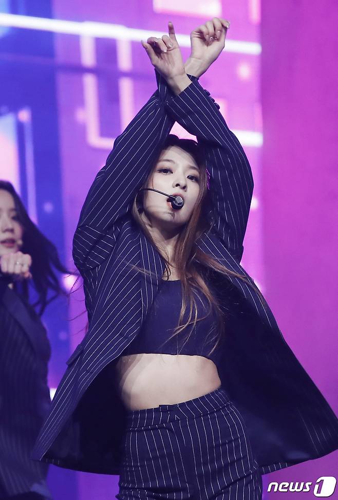 가수 이나경이 17일 오후 서울 블루스퀘어에서 열린 미니 4집 '미드나잇 게스트(Midnight Guest)' 발매 기념 쇼케이스에 참석해 화려한 무대를 선보이고 있다. © News1 권현진 기자