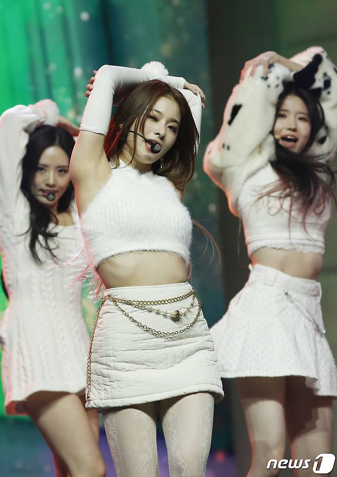 프로미스나인(fromis_9) 이나경이 17일 오후 서울 블루스퀘어에서 열린 미니 4집 '미드나잇 게스트(Midnight Guest)' 발매 기념 쇼케이스에 참석해 타이틀 곡 '디엠'을 선보이고 있다. © News1 권현진 기자