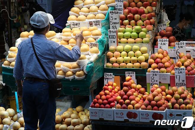 서울 동대문구 청량리종합시장에서 시민들이 사과, 배 등 제수용품을 구매하고 있다.. 2021.9.5/뉴스1 © News1 박세연 기자