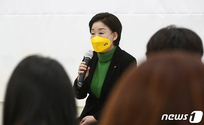 심상정 정의당 대선 후보가 17일 서울 여의도 국회에서 대국민 기자회견을 하고 있다. 지난 12일부터 모든 일정을 중단한 채 칩거를 이어왔던 심 후보는 이날 공식 일정을 재개하며 "저 심상정은 결코 여기서 멈춰서지 않겠다. 이번 대선에서 국민들께 심상정과 정의당의 재신임을 구하겠다＂고 밝혔다. 2022.1.17/뉴스1 © News1 이동해 기자