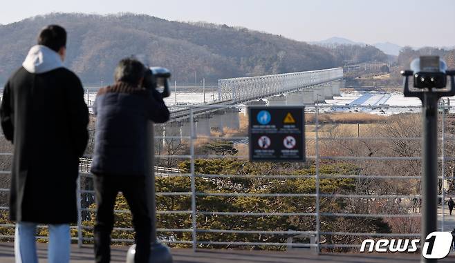 18일 경기 파주 임진각을 찾은 시민들이 북녘을 바라보고 있다. 2022.1.18/뉴스1 © News1 안은나 기자