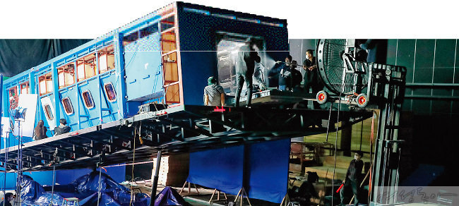 넷플릭스 시리즈 ‘고요의 바다’ 촬영 현장. 비상 착륙하는 우주선 촬영을 위해 세트를 기울여 놓았다.