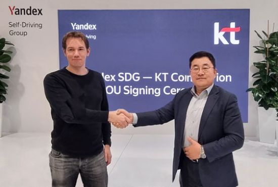 드미트리 폴리슈크 얀덱스 SDG CEO(왼쪽)와 송재호 KT AI/DX융합사업부문 부사장이 MOU를 체결하고 기념 촬영하는 모습.