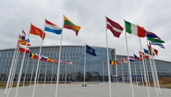 벨기에 브뤼셀에 위치한 북대서양조약기구(NATO) 본부건물에 게양된 나토기와 가맹국 깃발들의 모습.[이미지출처= 나토 홈페이지]