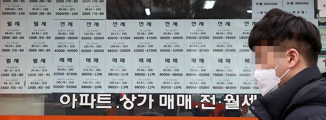 17일 서울 상계동 일대 부동산 중개업소 앞에 매물표가 붙어있다. /김연정 객원기자
