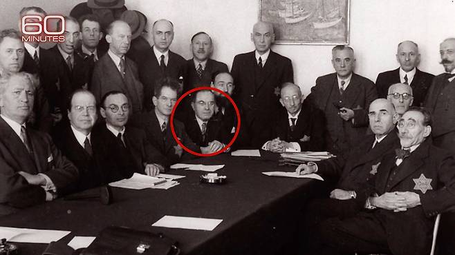 CBS 조사팀이 안네 가족 밀고자로 보고 있는 유대인 공증사 아놀드 판 덴 베르그(빨간색 원). /CBS