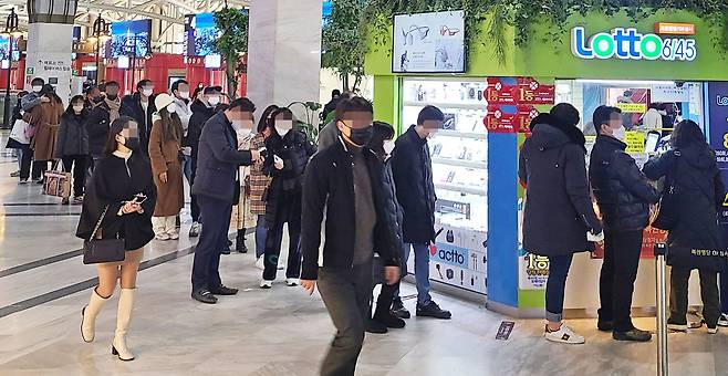 새해 첫날인 1월 1일 서울의 한 로또 판매점 앞에 시민들이 줄지어 서있다. / 연합뉴스
