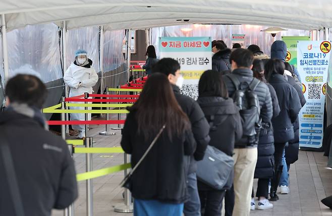 신종 코로나바이러스 감염증 신규 확진자 수가 4천72명을 기록한 18일 오전 서울시청 앞 코로나19 임시선별진료소를 찾은 시민들이 검사를 위해 줄을 서 있다. /연합뉴스