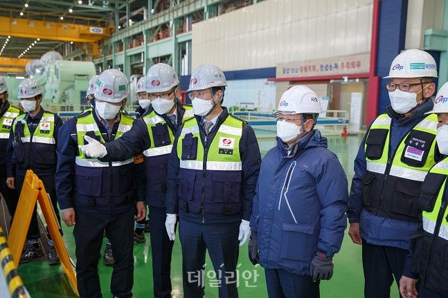 지난 17일 태안발전본부에서 위험작업에 대한 안전개선 사항을 확인하고 있는 박형덕 사장. ⓒ한국서부발전