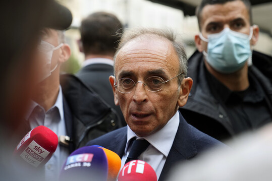 프랑스 극우 정치인 에리크 제무르(63)가 17일 파리 외신기자협회에서 기자들의 질문에 답하고 있다. 파리/AP 연합뉴스