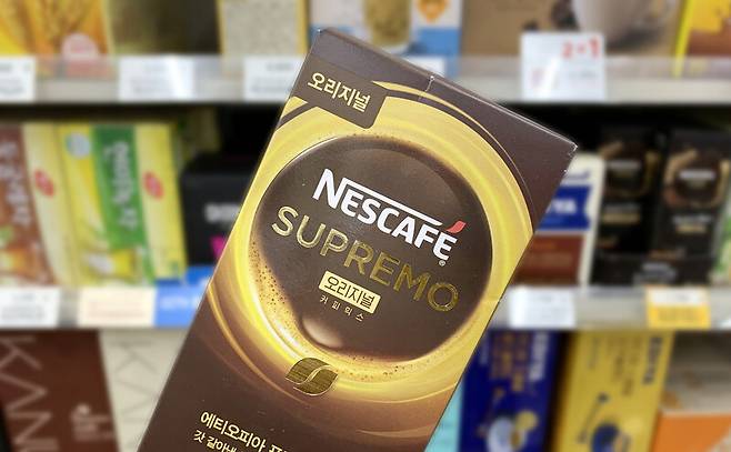 롯데네슬레코리아는 18일 대표상품 ‘수프리모 오리지널’을 포함해 네스카페 전 제품 출고 가격을 평균 8.7% 인상한다고 밝혔다. 이날 오전 서울 마포구의 한 편의점에 네스카페 커피 제품들이 진열되어 있다. 이정아 기자 leej@hani.co.kr