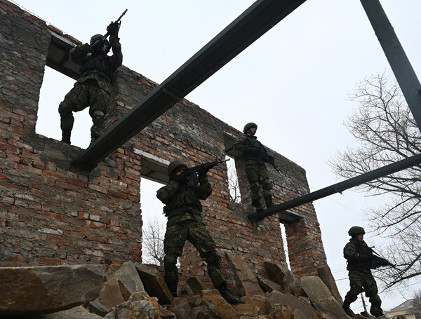17일 러시아군이 동부 로스토프에서 군사훈련을 하고 있다. 로스토프/로이터 연합뉴스