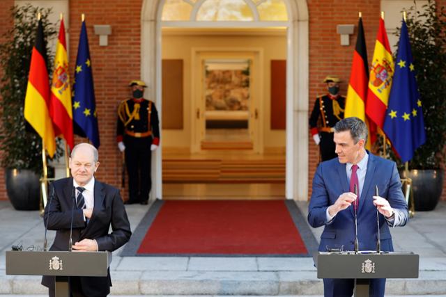 스페인을 방문한 올라프 숄츠(왼쪽) 독일 총리가 17일 수도 마드리드에서 페트로 산체스 스페인 총리와 회담한 뒤 공동 기자회견을 하고 있다. 숄츠 총리는 이 자리에서 러시아에 대해 우크라이나의 안보를 위협하면 심각한 결과가 뒤따를 것이라고 경고하며 외교적 해법을 강조했다. 마드리드=EPA 연합뉴스