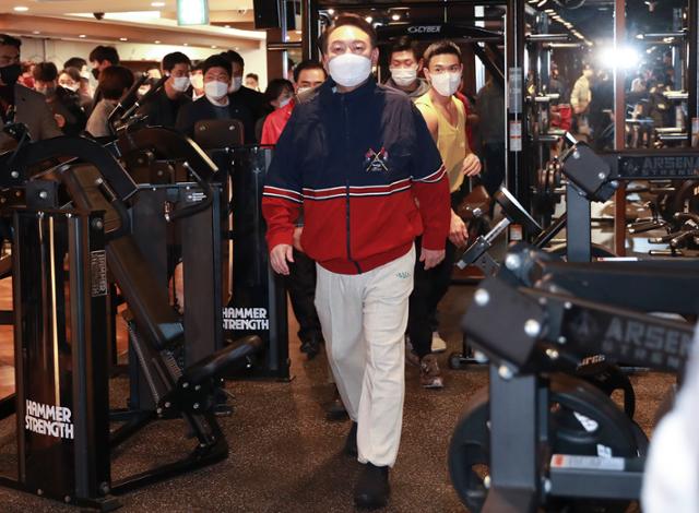 윤석열 국민의힘 대선후보가 18일 오후 서울 강남구 헬스클럽에서 열린 실내체육시설 현장 방문 간담회를 마치고 운동을 하기 위해 이동하고 있다. 국회사진기자단