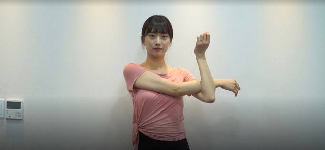 극하근 스트레칭/사진=서울준재활의학과의원 제공